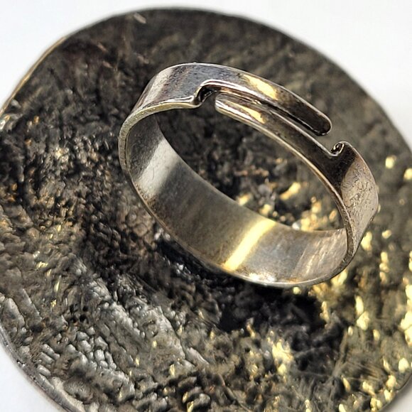 Vintage Round Charm Ring Adjustable Silver Tone Vintage ring - Picture 6 of 8